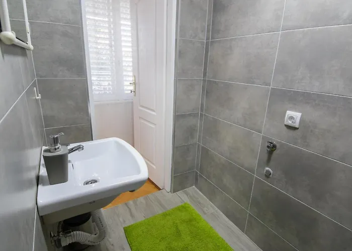 White House With Sauna *